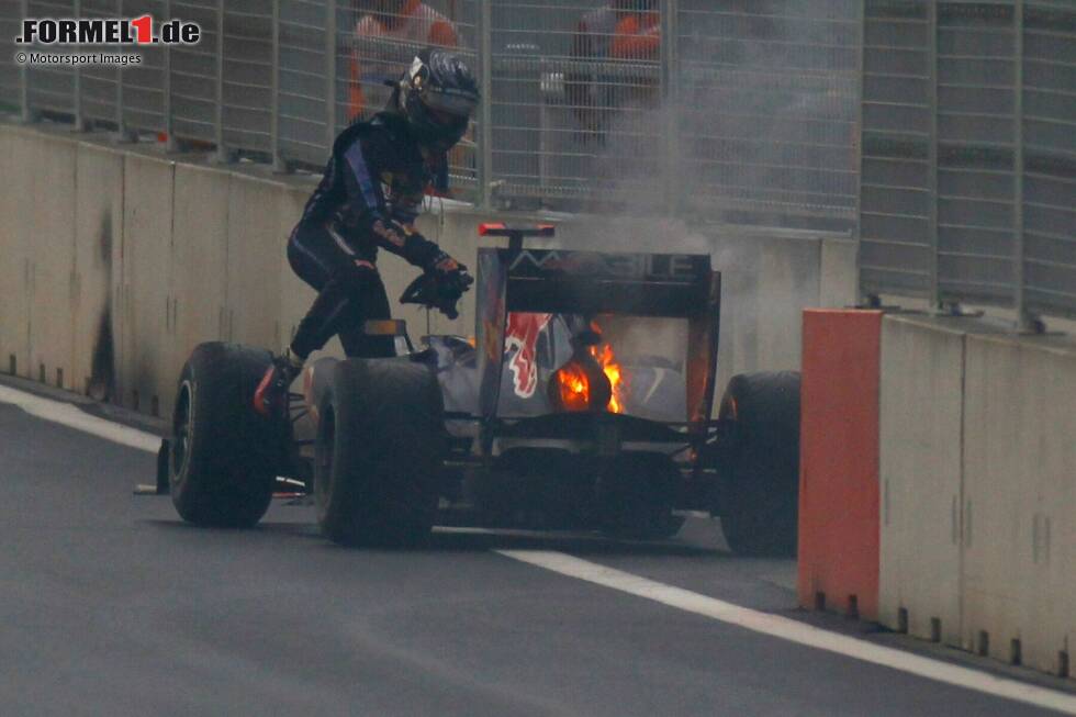 Foto zur News: 2010 schafft Sebastian Vettel das scheinbar Aussichtslose: Weil sein Motor in Südkorea abraucht, hat der Heppenheimer zwei Rennen vor Schluss bereits 25 Zähler Rückstand. Zwar gewinnt er das folgende Rennen in Brasilien, doch in das Saisonfinale, bei dem noch vier Fahrer den Titel holen können, geht er nur als Dritter und Außenseiter.