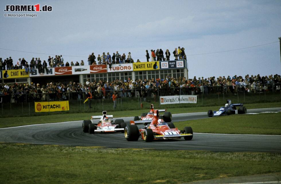 Foto zur News: Emerson Fittipaldi liegt 1974 drei Rennen vor Schluss hinter Clay Regazzoni, Jody Scheckter und Niki Lauda sogar nur auf Rang vier. Doch der Brasilianer nutzt das Ausfallpech der Konkurrenz und fährt mit den Rängen eins, zwei und vier noch zum Titel.