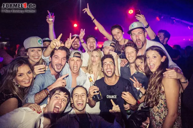 Foto zur News: Die lange Partynacht des neuen Weltmeisters Nico Rosberg: Mit Kollegen und Freunden feiert er in Sonia Irvines Amber Lounge bis in die frühen Morgenstunden - und tut sich tags darauf schwer dabei, eine Whatsapp-Audionachricht an die Medien zu schicken. "Spricht für meinen aktuellen Zustand", entschuldigt er sich.