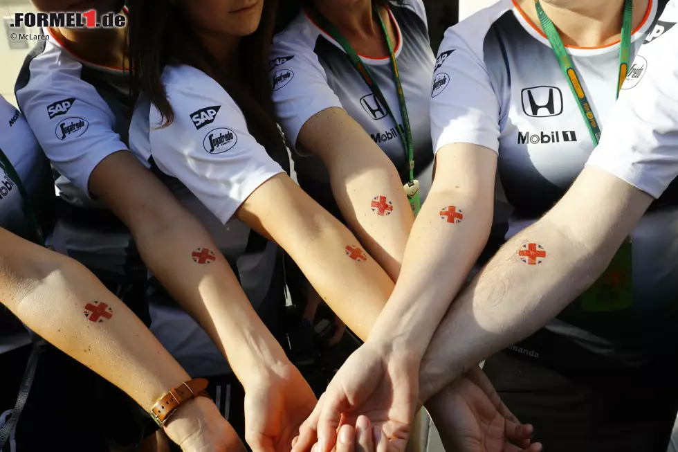 Foto zur News: Team Button: Mit Tattoo-Aufklebern würdigen viele Mitglieder des McLaren-Teams die Abschiedsvorstellung des 36-Jährigen. Der bedankt sich nach seinem Ausfall bei jedem Mechaniker einzeln.