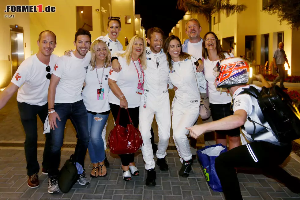 Foto zur News: Partyyy! Während das Rennen noch läuft, schlendert der Button-Zug schon durch den Paddock und feiert. Und Jenson himself schleicht sich in die TV-Sendung &quot;Ted&#039;s Notebook&quot; und übernimmt kurzerhand die Einstiegsmoderation.