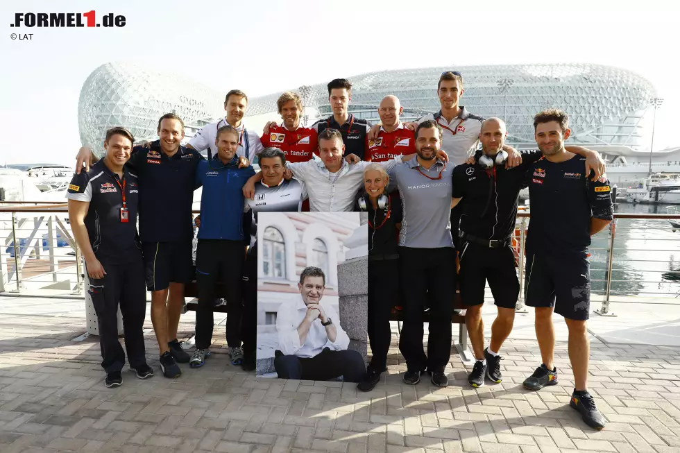 Foto zur News: Verneigung vor Aki Hintsa: Der langjährige McLaren-Arzt hat im November im Alter von 58 Jahren den Kampf gegen den Krebs verloren. Monza war sein letzter Grand Prix an der Rennstrecke. Sebastian Vettel kommen fast die Tränen, als er daran erinnert wird. Und Hintsas Bruder (Mitte) ist ob des Tributs geehrt.