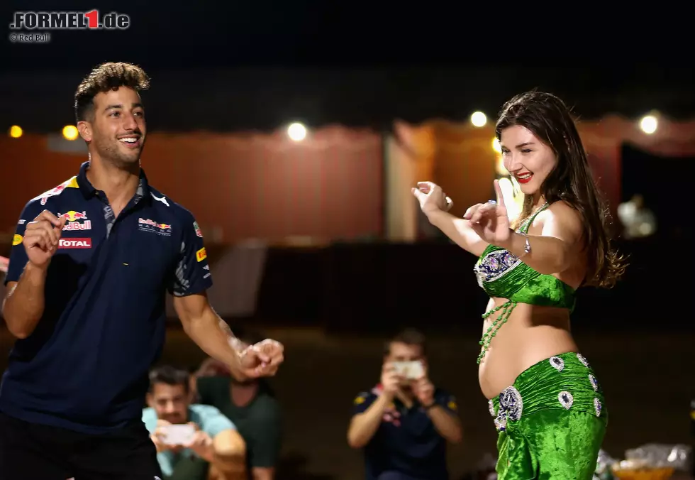 Foto zur News: Umso mehr sollte man das Leben in vollen Zügen genießen - denkt sich Daniel Ricciardo und amüsiert sich bei einem Red-Bull-Event (&quot;Sunset Sands&quot;) in der Wüste mit dieser Bauchtänzerin. Für die nächste Staffel von &quot;Let&#039;s Dance&quot; muss der Formel-1-Star noch ein bisschen üben.