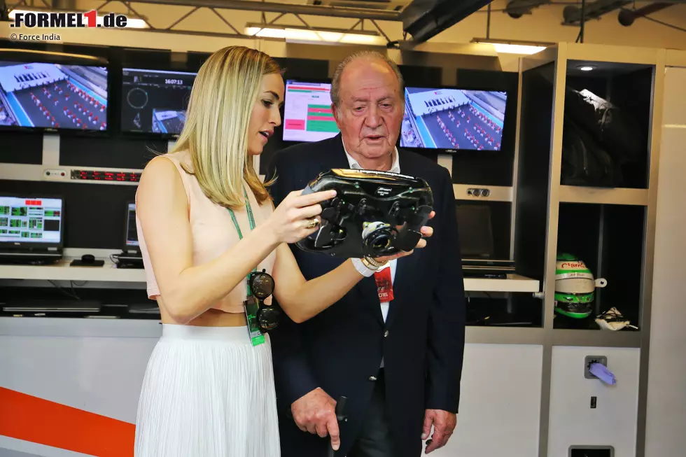 Foto zur News: Spanier unter sich: Ex-Lotus-&quot;Testfahrerin&quot; Carmen Jorda erklärt Ex-König Juan Carlos, einem leidenschaftlichen Formel-1-Fan, das Force-India-Lenkrad. Das hat der Monarch a.D. bestimmt schon ein dutzend Mal gehört. Aber eben noch nie von Carmen Jorda...