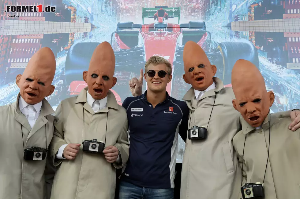 Foto zur News: Was man bei Autogrammstunden so alles erlebt: Marcus Ericsson wundert sich in der City von Abu Dhabi über außerirdischen Besuch von den &quot;Coneheads&quot;. So originell die Verkleidung dieser Fans auch sein mag: Selfie-tauglich ist ihr Equipment wohl eher nicht.