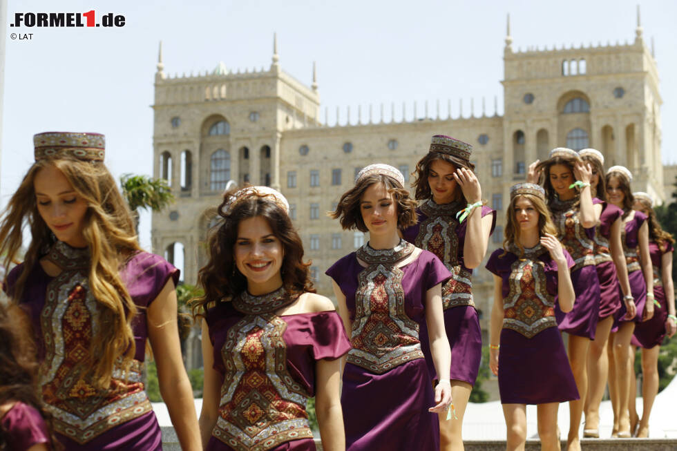 Foto zur News: Die schönen Seiten von Aserbaidschan sieht man am Rennsonntag. Die netten Damen haben die Gäste aus aller Welt in Baku begrüßt und sorgten so für den guten ersten Eindruck...