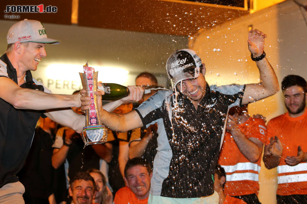 Foto zur News: Apropos trinkfreudig: Sergio Perez wird von Nico Hülkenberg übergossen - und man kann davon ausgeen, dass der Mexikaner am Sonntagabend noch die Hotelbar im Hilton unsicher gemacht hat. Es ist Perez&#039; viertes Podium auf Force India. Hülkenberg hat noch keins.