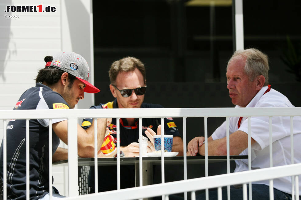 Foto zur News: Bahnt sich da schon ein neuer Toro-Rosso-Vertrag an? Carlos Sainz im Gespräch mit Helmut Marko und Christian Horner. Der hat bei Red Bull Racing momentan noch keinen Platz für Sainz jun.