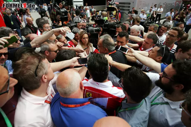 Foto zur News: Wenn wir schon bei großen Bossen sind: Sergio Marchionne gibt am Sonntagmorgen eine seiner Audienzen, die er genauso zelebriert wie sein Vorgänger Luca di Montezemolo. Und stärkt dem kritisierten Ferrari-Teamchef Maurizio Arrivabene den Rücken: Eine Ablöse stehe "außer Frage".