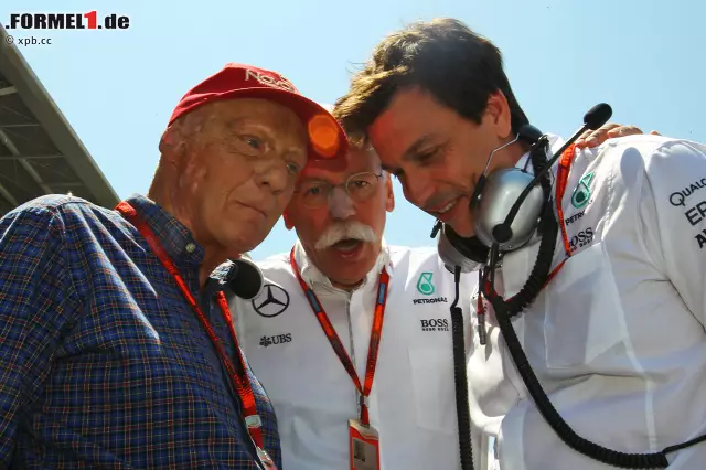 Foto zur News: Da war die Laune noch gut: Niki Lauda, Daimler-Konzernchef Dieter Zetsche und Toto Wolff in der Startaufstellung. Später wird Zetsche sagen: "Wir lassen sie frei gegeneinander rennen. Das ist das einzige, was wir meiden müssen. Jetzt ist es passiert."