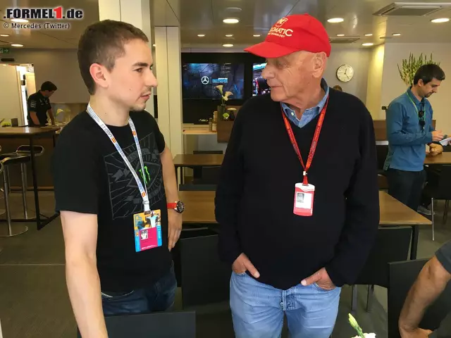 Foto zur News: Zum Europa-Auftakt der Formel 1 verirren sich immer auch ein paar Promis. Hier im Gespräch mit Niki Lauda: MotoGP-Weltmeister Jorge Lorenzo, der den gleichen Energydrink-Sponsor hat wie das Mercedes-Team. 2017 übrigens nicht mehr. Dann wechselt er zu Ducati, quasi dem "Ferrari auf zwei Rädern".