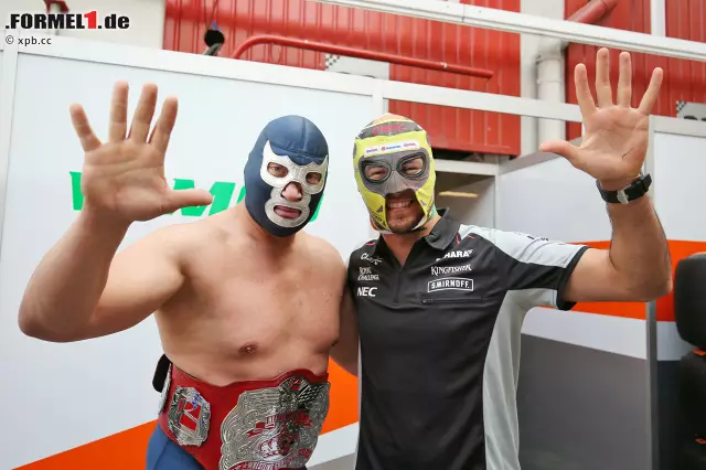 Foto zur News: Der Mexiko-Grand-Prix (30. Oktober) schickt seine ersten Vorboten: Wrestler Blue Demon Jr., in seiner Heimat ein Nationalheld, posiert mit Landsmann Sergio Perez. Der hat momentan gut lachen, denn Nico Hülkenberg zeigt er im Force-India-Stallduell regelmäßig die Grenzen auf.