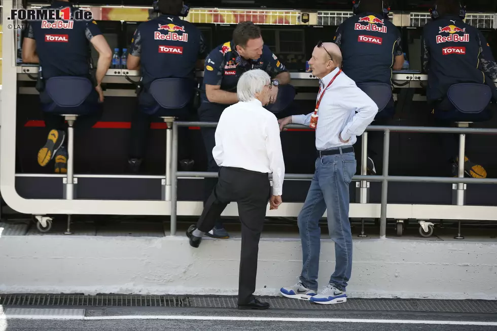 Foto zur News: &quot;Ist doch lauter als alle sagen&quot;, findet CVC-Manager Donald Mackenzie, quasi der Chef von Bernie Ecclestone, beim Rundgang durch die Boxengasse in Barcelona. Aber Ecclestone, mit 85 immer noch nicht schwerhörig, relativiert später: &quot;Christian sagt, es ist nur so laut, weil die Haupttribüne gegenüber ist und der Schall nicht entweicht.&quot;