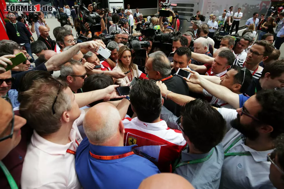 Foto zur News: Wenn wir schon bei großen Bossen sind: Sergio Marchionne gibt am Sonntagmorgen eine seiner Audienzen, die er genauso zelebriert wie sein Vorgänger Luca di Montezemolo. Und stärkt dem kritisierten Ferrari-Teamchef Maurizio Arrivabene den Rücken: Eine Ablöse stehe &quot;außer Frage&quot;.