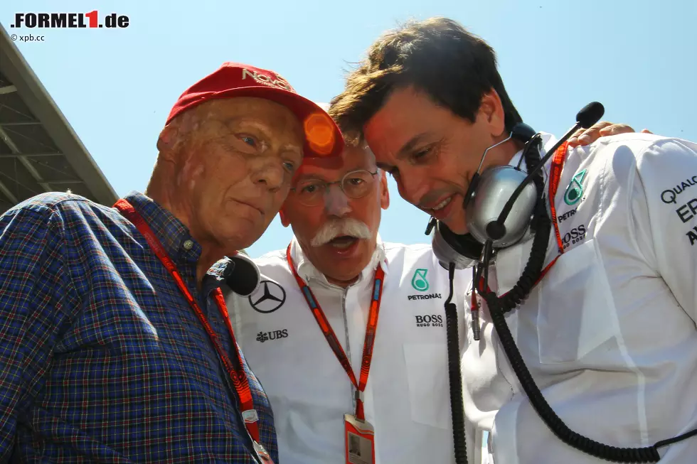 Foto zur News: Da war die Laune noch gut: Niki Lauda, Daimler-Konzernchef Dieter Zetsche und Toto Wolff in der Startaufstellung. Später wird Zetsche sagen: &quot;Wir lassen sie frei gegeneinander rennen. Das ist das einzige, was wir meiden müssen. Jetzt ist es passiert.&quot;