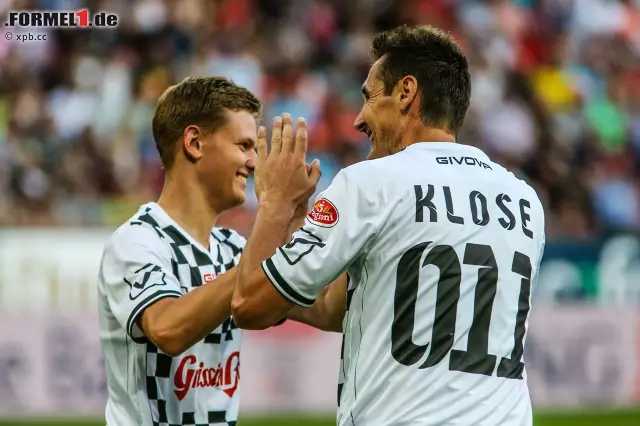 Foto zur News: Aufgenommen wird Mick auch in den Kreis der Nazionale Piloti, die am Mittwoch in Mainz einer All-Star-Auswahl mit 6:9 unterliegen. Immerhin steuert "Schumi III" einen Treffer bei. Der Torwart habe dabei "ein bisschen geholfen", lacht der 17-Jährige. Erster Gratulant: Weltmeister Miroslav Klose.