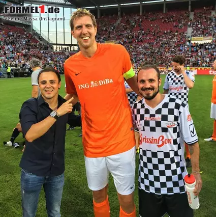 Foto zur News: Organisiert wird der Benefiz-Kick "Champions for Charity" übrigens von Basketball-Superstar Dirk Nowitzki, neben dem die beiden Massa-Brüder Felipe und Dudu wie kleine Zwerge aussehen.