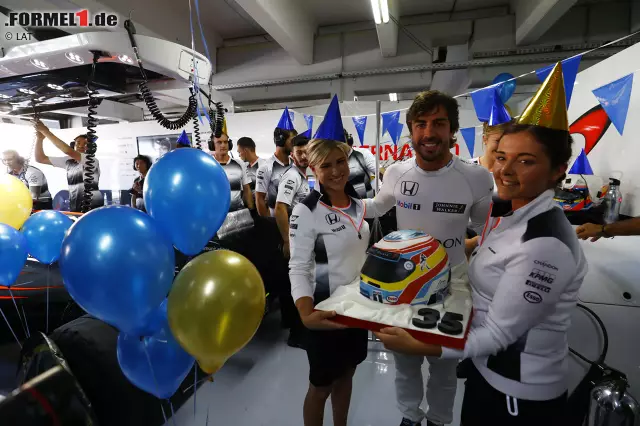 Foto zur News: Happy Birthday, Fernando Alonso! Der McLaren-Star feiert am Freitag seinen 35. Geburtstag und wird von seiner Crew mit einer Torte im eigenen Helmdesign überrascht. Die Kalorien sind dann auch drin, denn vom Siegerschampus hat Alonso ohnehin seit Barcelona 2013 nicht mehr geschlürft.