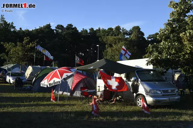 Foto zur News: Hockenheim, das ist auch Campingplatz-Atmosphäre. Die Stimmung ist nicht mehr ganz so ausgelassen wie zu Schumacher-Hochzeiten, aber immerhin kommen zum Rennen 2016 wieder mehr Fans als vor zwei Jahren: 57.000 statt 52.000.