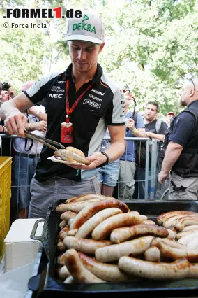 Foto zur News: Nico Hülkenberg himself teilt sogar Bratwürste aus und beißt zwischendurch selbst in eine rein. #F1istZurueck in Hockenheim! Den Fans, die gekommen sind, gefällt's.