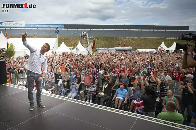 Foto zur News: Die besten Siegchancen hat ein anderer Deutscher, nämlich Nico Rosberg. Am Samstag freut er sich noch mit tausenden Fans über seine sensationelle Pole-Position, Social-Media-Selfie obligatorisch. Am Sonntag ist er nach verkorkstem Rennen mit 19 Punkten Rückstand in der WM der große Verlierer.