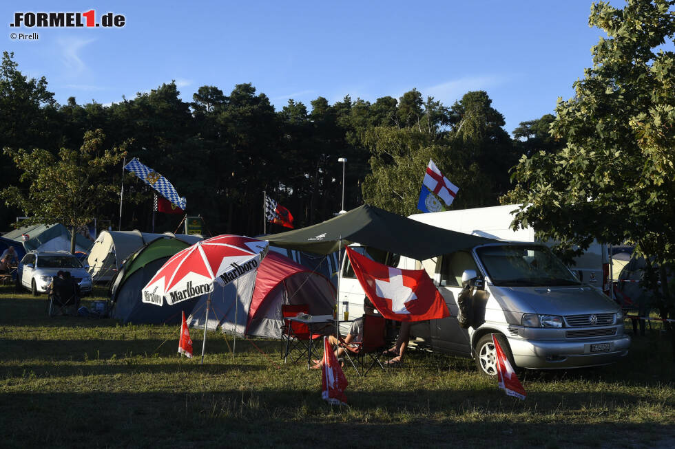 Foto zur News: Hockenheim, das ist auch Campingplatz-Atmosphäre. Die Stimmung ist nicht mehr ganz so ausgelassen wie zu Schumacher-Hochzeiten, aber immerhin kommen zum Rennen 2016 wieder mehr Fans als vor zwei Jahren: 57.000 statt 52.000.