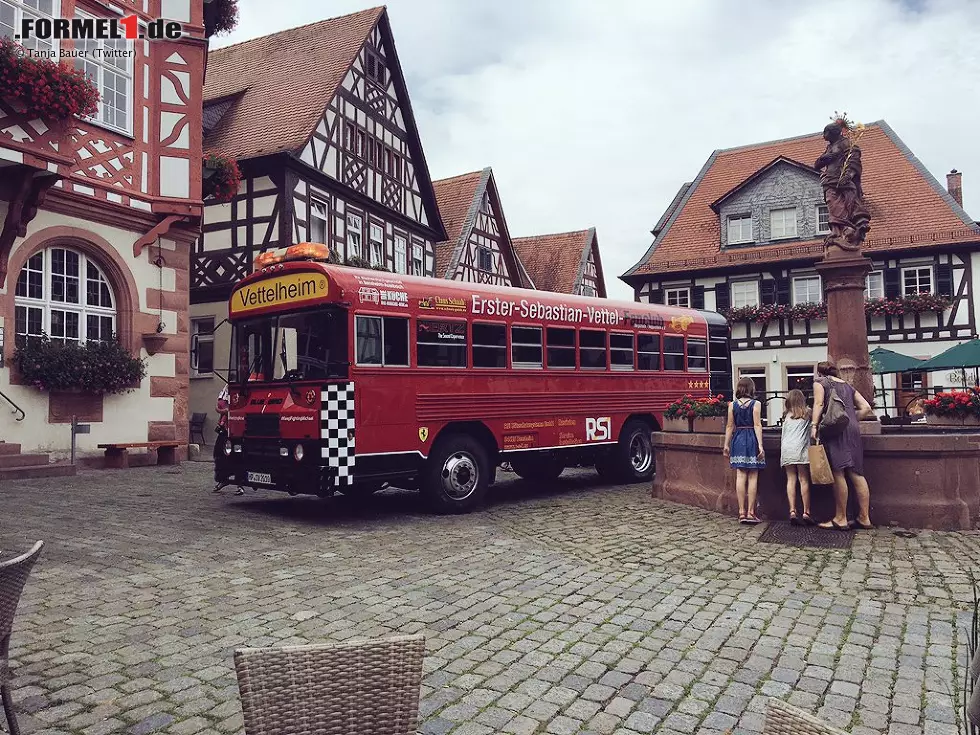 Foto zur News: Was einst die &quot;Schumi-Rotkäppchen&quot;, sind heute die Vettel-Fans: Mit dem originellen Fan-Bus reisen sie direkt von Heppen- nach Hockenheim an. Das mit dem ersten Sieg in der Heimat klappt aber wieder nicht: &quot;Super-Seb&quot; muss sich mit Platz fünf begnügen.