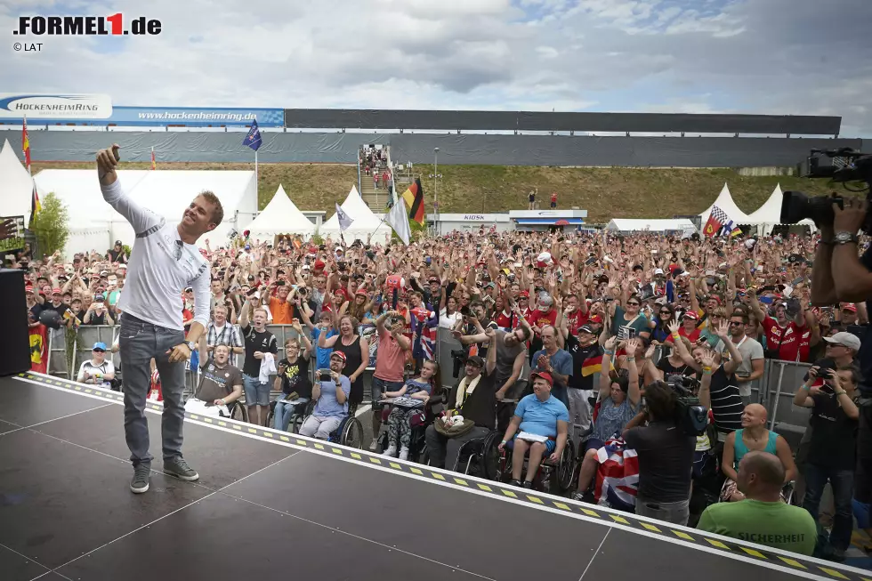 Foto zur News: Die besten Siegchancen hat ein anderer Deutscher, nämlich Nico Rosberg. Am Samstag freut er sich noch mit tausenden Fans über seine sensationelle Pole-Position, Social-Media-Selfie obligatorisch. Am Sonntag ist er nach verkorkstem Rennen mit 19 Punkten Rückstand in der WM der große Verlierer.