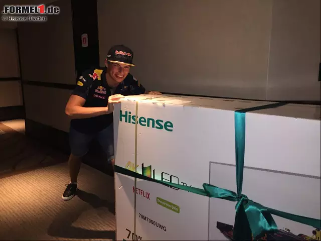 Foto zur News: Oder doch? Gut möglich, dass er mit dieser "Lady" jetzt viel Zeit verbringen wird: Red-Bull-Sponsor Hisense schenkt dem Teenager für seine Wohnung in Monaco einen 70-Zoll-LED-Fernseher. Normalsterbliche fragen sich: Hat man das Gerät wirklich extra für ein Foto nach Malaysia eingeflogen?