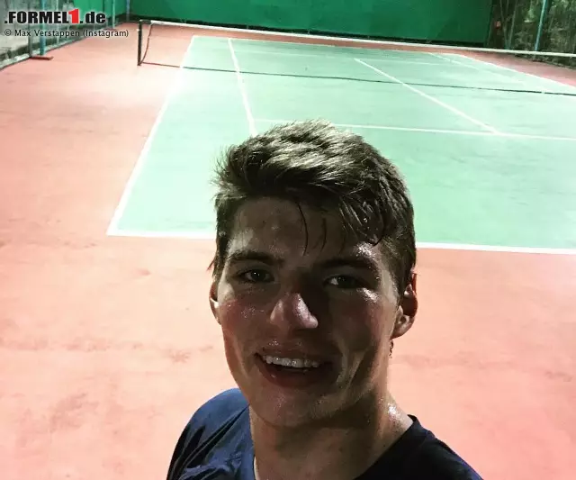 Foto zur News: Wer erfolgreich sein will, muss leiden - aber weil Training durchaus auch Spaß machen darf, verlagert Verstappen seine Hitze-Vorbereitung auf den Grand Prix von Malaysia auf den Tennisplatz.