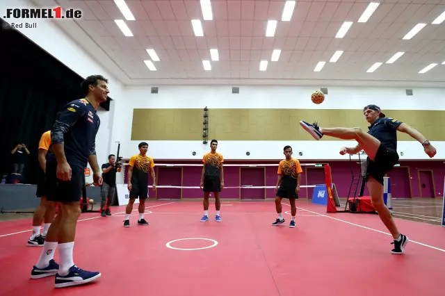 Foto zur News: Eher ein PR-Gag ist das Fußvolleyball-Match am Donnerstag. Sepak Raga heißt der in Asien äußerst populäre Sport. Man würde es nicht glauben: Seit 2005 gibt es davon auch eine Euro-Series!