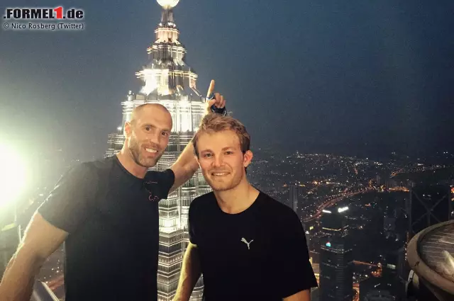 Foto zur News: Von 1998 bis 2004 waren die Twin-Towers die höchsten Gebäude der Welt. Mit seinem Physio Dan "The Man" Schlösser hat er sie 2015 zum ersten Mal zu Fuß bezwungen. Der Ausblick lohnt sich dafür.