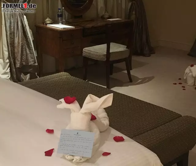 Foto zur News: Zum letzten Mal Gast im Ritz-Carlton in Kuala Lumpur: Felipe Massa findet auf seiner Abschiedstournee mitunter schon mal eine persönliche Nachricht des Hotelmanagers auf seinem Bett. Er hat über die Jahre ja auch genug Geld dort gelassen.