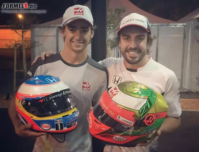 Foto zur News: Dass es sich Fernando Alonso zum Hobby gemacht hat, die Helme all seiner Fahrerkollegen zu sammeln, wissen wir. In Malaysia ist seine Sammlung um jenen von Esteban Gutierrez gewachsen.