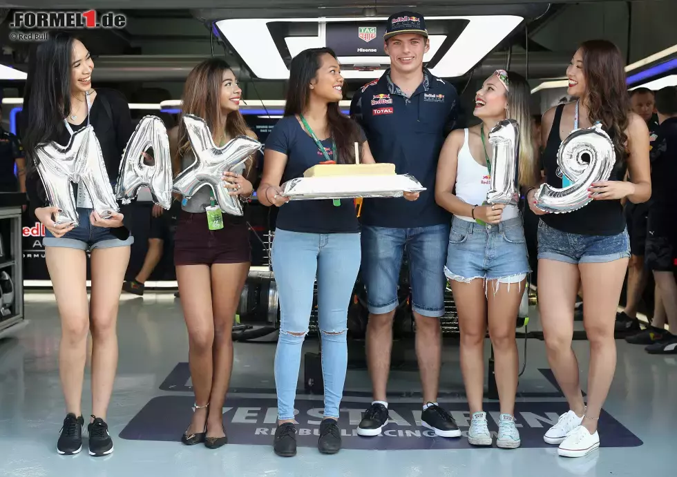 Foto zur News: Noch einer hat Grund zum Feiern: Max Verstappen ist endlich 19 - und darf damit in den USA noch immer keinen Alkohol trinken. Aber wen juckt das, wenn die Torte von fünf hübschen Formel-1-Girls überreicht wird (und es eh nur einen US-Grand-Prix gibt)? Nur gut, dass Verstappen jun. keine feste Freundin mehr hat.