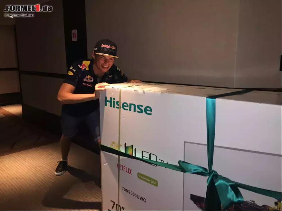 Foto zur News: Oder doch? Gut möglich, dass er mit dieser &quot;Lady&quot; jetzt viel Zeit verbringen wird: Red-Bull-Sponsor Hisense schenkt dem Teenager für seine Wohnung in Monaco einen 70-Zoll-LED-Fernseher. Normalsterbliche fragen sich: Hat man das Gerät wirklich extra für ein Foto nach Malaysia eingeflogen?