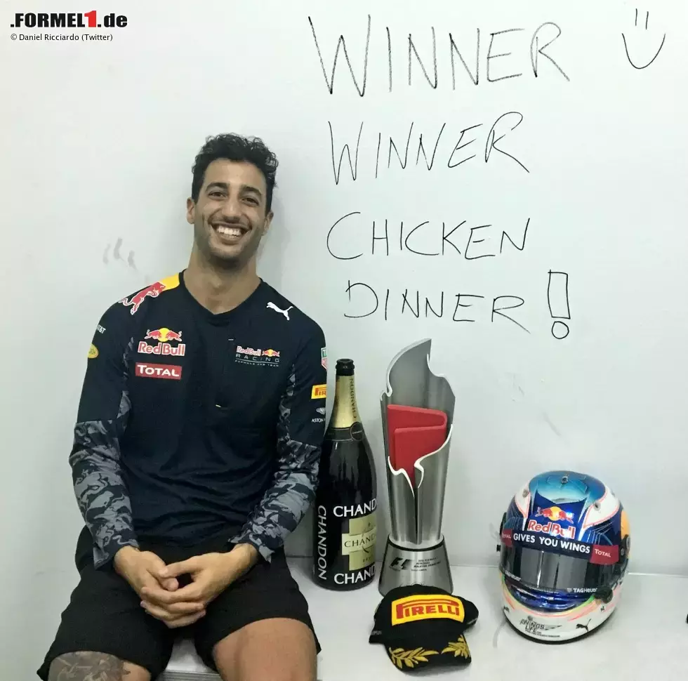 Foto zur News: &quot;Winner, winner, chicken dinner!&quot; Wir wissen jetzt, was Daniel Ricciardo nach seinem Sieg zum Abendessen hatte. Ob&#039;s für die paar Whiskeys im Flieger nach Japan auch noch gereicht hat, ist nicht überliefert. Britische TV-Reporter warnen ihn: &quot;Im Flieger fährt das Zeug doppelt ein.&quot; Worauf Ricciardo lacht: &quot;Berühmte letzte Worte!&quot;