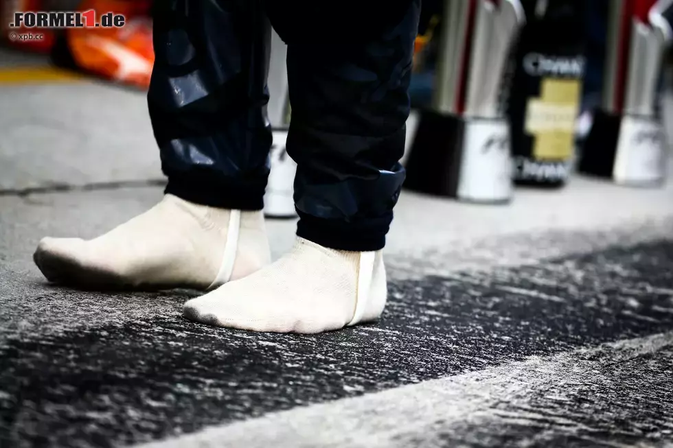 Foto zur News: Hoffentlich hat er zumindest seine Schuhe wieder gefunden. Weil er seine Pumas auf dem Podium den Kollegen Verstappen, Horner und Rosberg zum Trinken reicht, bestreitet der Red-Bull-Star den Interviewmarathon kurzerhand in seinen Socken.