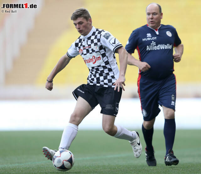 Foto zur News: Der Startschuss ins Monaco-Wochenende ist fast schon traditionell das Charity-Fußballmatch von Gastgeber Fürst Albert. Gegen die jungen Rennfahrer-Kicker hat es der sportbegeisterte Prinz inzwischen ganz schön schwer, ...