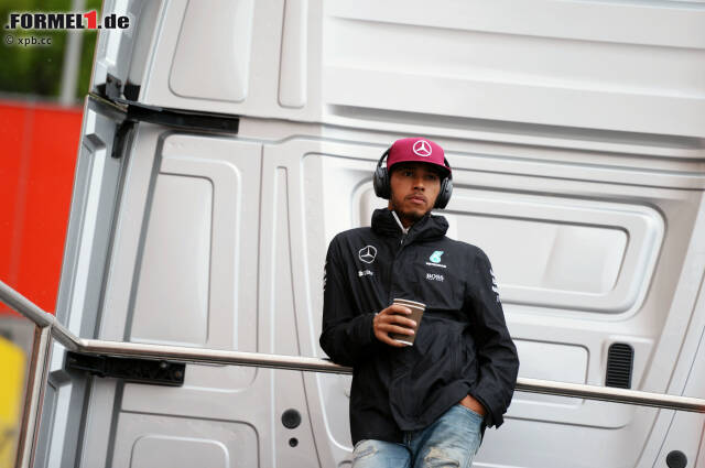 Foto zur News: Das übliche Bild bei der Fahrerparade: Während sich die anderen unterhalten, steht Hamilton einsam und alleine auf dem Truck. Johnny Herbert spricht ihn auf die schlechte Stimmung an. Hamilton meint nur: "Okay." Herbert: "Okay? Du bist ja immer noch mürrisch." Worauf Hamilton entgegnet: "Ich bin großartig drauf!" Hm.