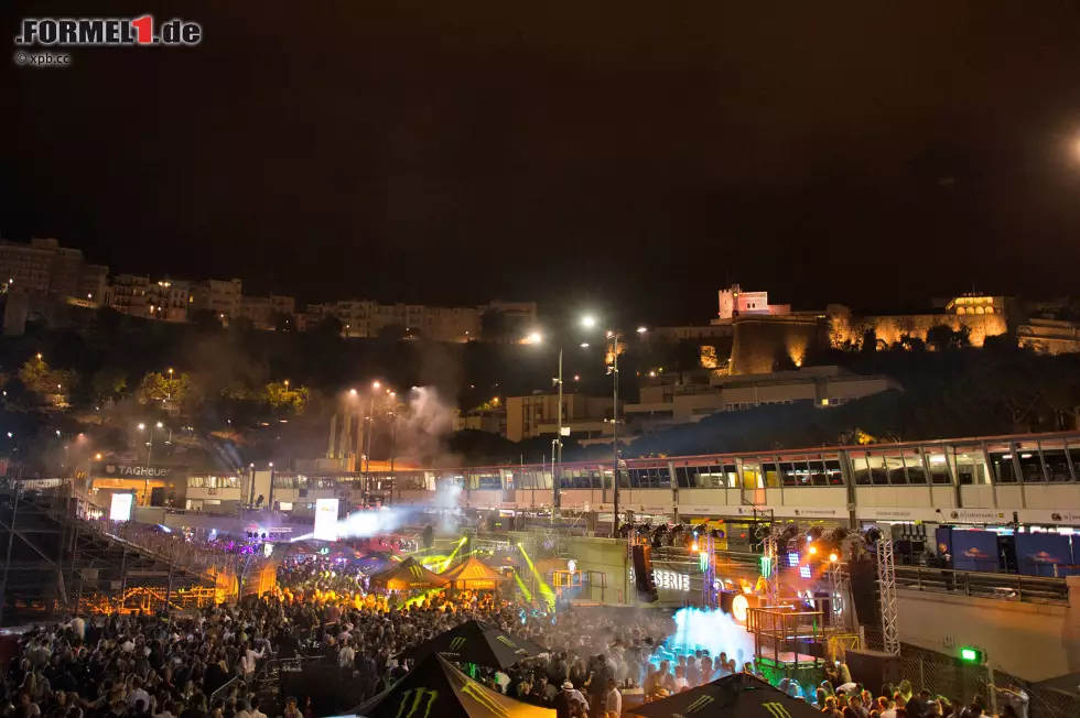 Foto zur News: Nach der Fashion-Show geht&#039;s dann direkt in die lange Partynacht, mit Star-DJs, jeder Menge Alkohol und Tanzen bis in die frühen Morgenstunden, ...