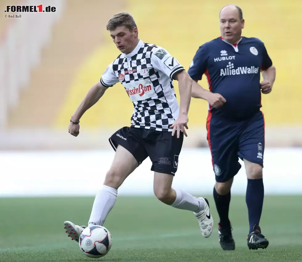 Foto zur News: Der Startschuss ins Monaco-Wochenende ist fast schon traditionell das Charity-Fußballmatch von Gastgeber Fürst Albert. Gegen die jungen Rennfahrer-Kicker hat es der sportbegeisterte Prinz inzwischen ganz schön schwer, ...