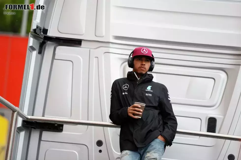 Foto zur News: Das übliche Bild bei der Fahrerparade: Während sich die anderen unterhalten, steht Hamilton einsam und alleine auf dem Truck. Johnny Herbert spricht ihn auf die schlechte Stimmung an. Hamilton meint nur: &quot;Okay.&quot; Herbert: &quot;Okay? Du bist ja immer noch mürrisch.&quot; Worauf Hamilton entgegnet: &quot;Ich bin großartig drauf!&quot; Hm.