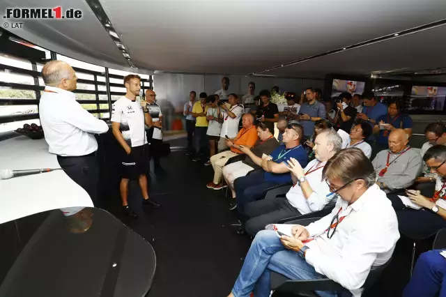 Foto zur News: Massa ist in Monza nicht der einzige, der seinen Rücktritt erklärt. Auch Jenson Button versammelt die Presse, um bekannt zu geben, dass er 2017 keine Formel-1-Rennen fahren wird. Das habe er sich in der Sommerpause überlegt und in Spa mit Ron Dennis besprochen. Das Comeback ist für 2018 geplant. Unverbindlich.