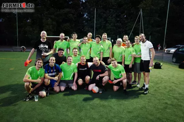 Foto zur News: Zur Vorbereitung auf das Rennwochenende geht's auf den Fußballplatz mit der Mercedes-Boxencrew. Dass die bei Rosberg langsamer arbeitet als bei Lewis Hamilton, macht im Rennen zum Glück keinen Unterschied.