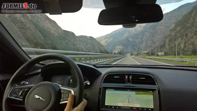 Foto zur News: Mit dem Jaguar aus Monaco nach Monza: Romain Grosjean genießt seinen Roadtrip zum Grand Prix von Italien. Wir vermuten aber: Gegen einen Dienstwagen von Haas-Motorenpartner Ferrari hätte er auch nichts einzuwenden.