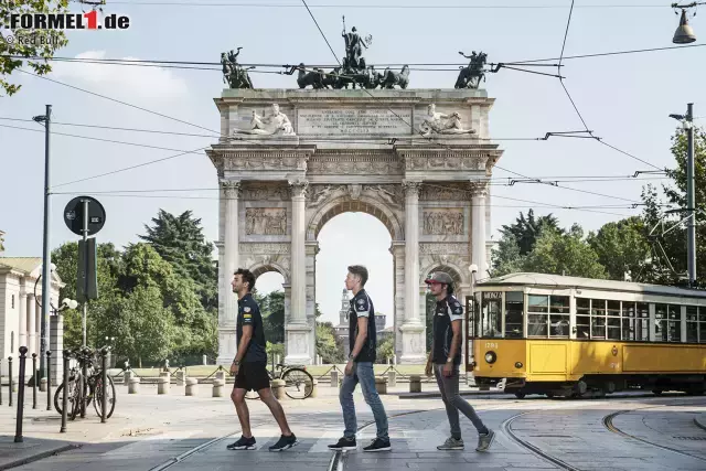 Foto zur News: Auf den Spuren der Beatles: Daniel Ricciardo, Daniil Kwjat und Carlos Sainz machen die Innenstadt von Mailand unsicher. Zum Abschluss des Fotoshooting-Städtetrips gibt's noch einen Drink in der historischen Straßenbahn.