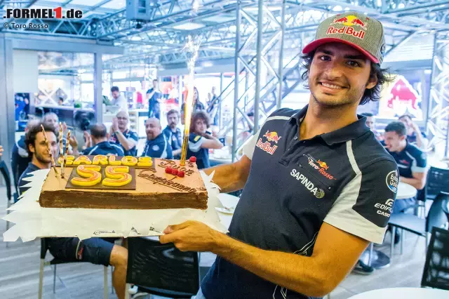 Foto zur News: Happy Birthday, Carlos! Sainz jun. feiert in Monza nicht seinen 55. (das ist seine Startnummer), sondern seinen 22. Geburtstag, ...