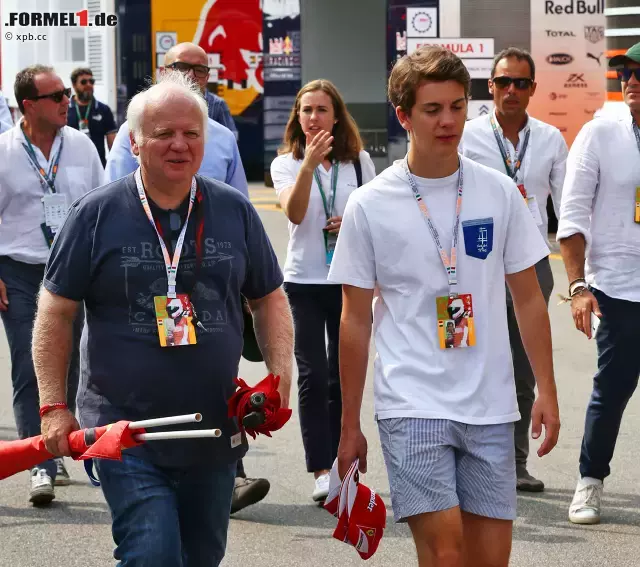 Foto zur News: Die Familie ist auch bei Sebastian Vettel häufig dabei. Diesmal kamen Papa Norbert und Bruder Fabian zum Anfeuern. Natürlich bewaffnet mit Ferrari-Flaggen und -Kappen.