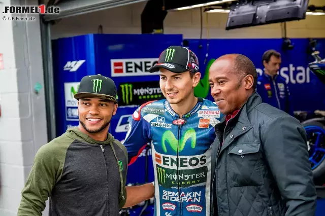 Foto zur News: Familie Hamilton spart sich diesmal den Trip nach Monza und geht lieber nach Silverstone zur MotoGP. Lewis' Bruder Nicolas ist selbst Hobby-Rennfahrer. Gemeinsam mit Papa Anthony trifft er unter anderem auf Superstar Jorge Lorenzo. Das Rennen gewinnt aber Maverick Vinales.